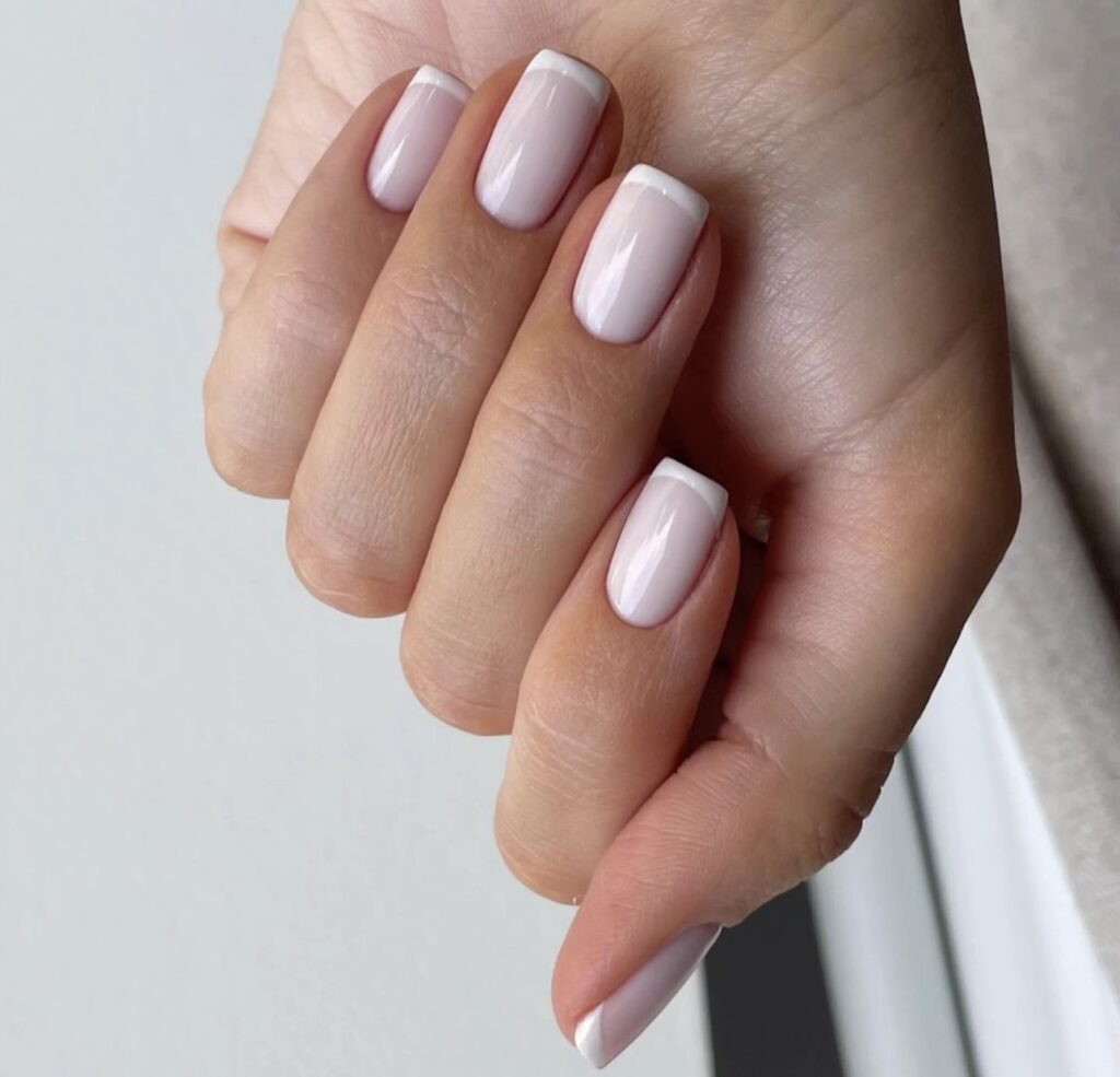 Unhas quadradas com esmalte branco