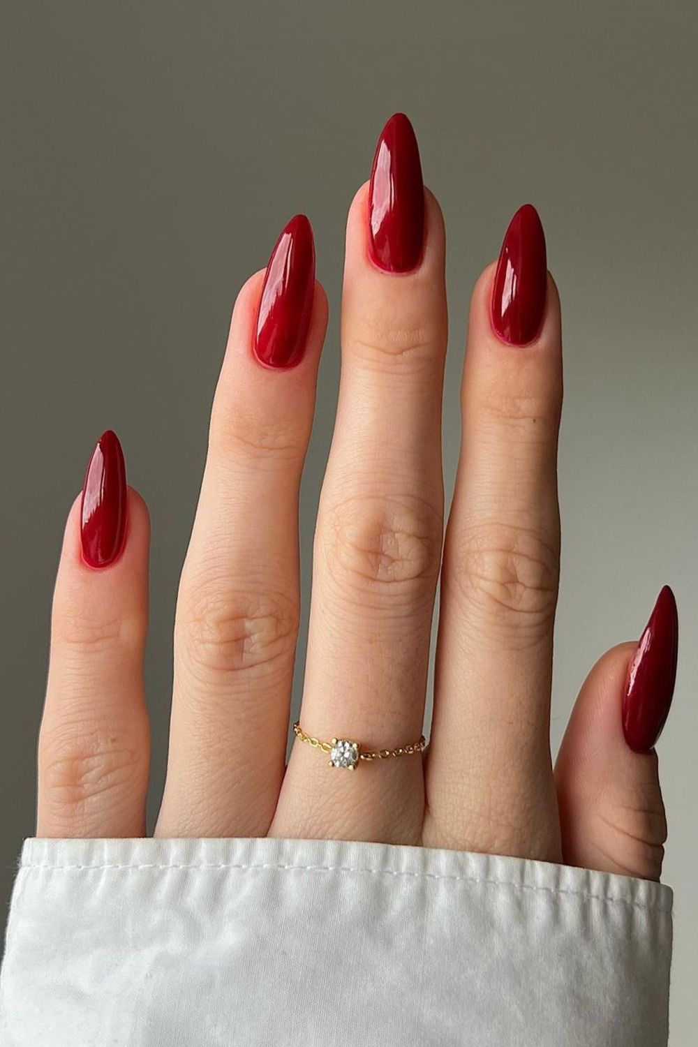 unhas vermelhas escuras