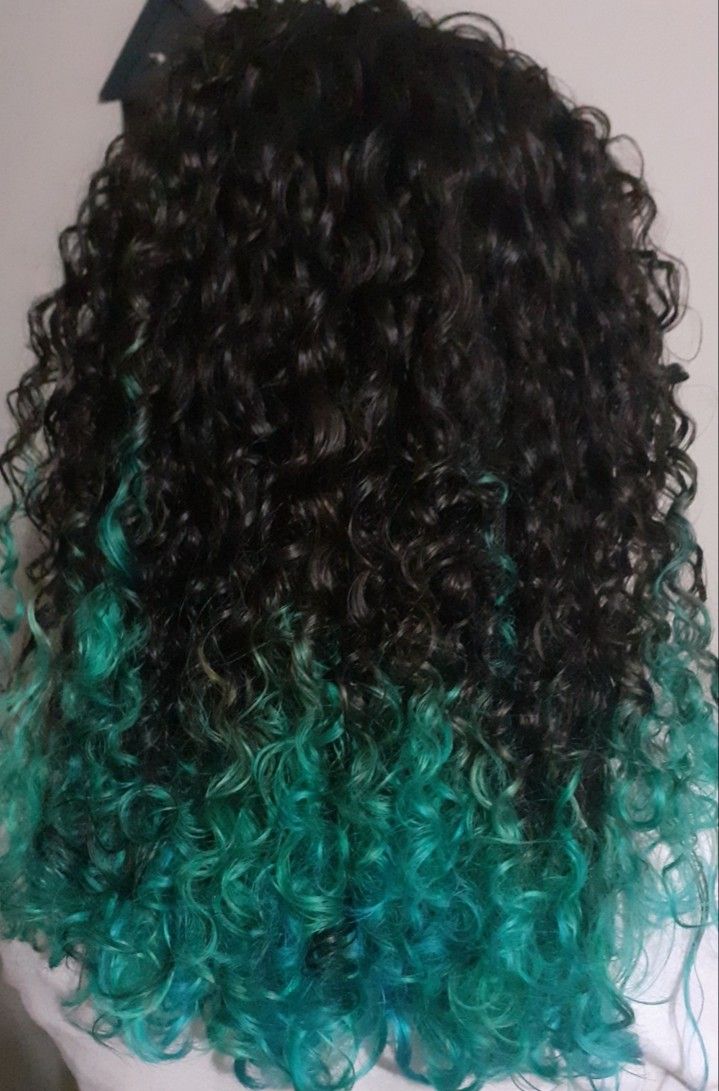 cabelo verde esmeralda cacheado