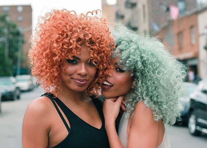 cuidados com cabelo verde cacheado