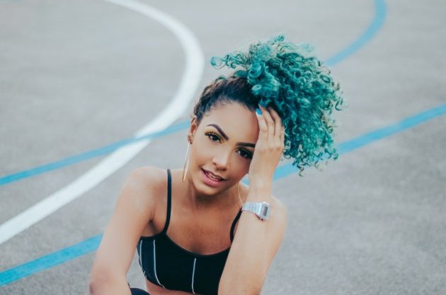 verde esmeralda combina com pele morena