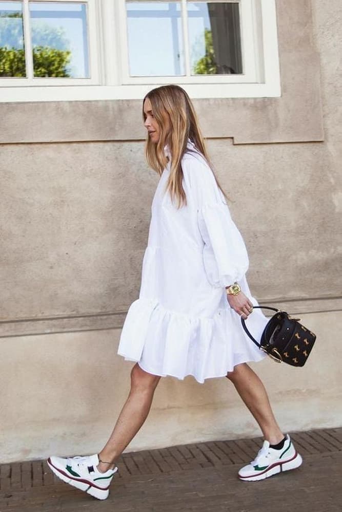 como usar vestido canelado com tênis branco