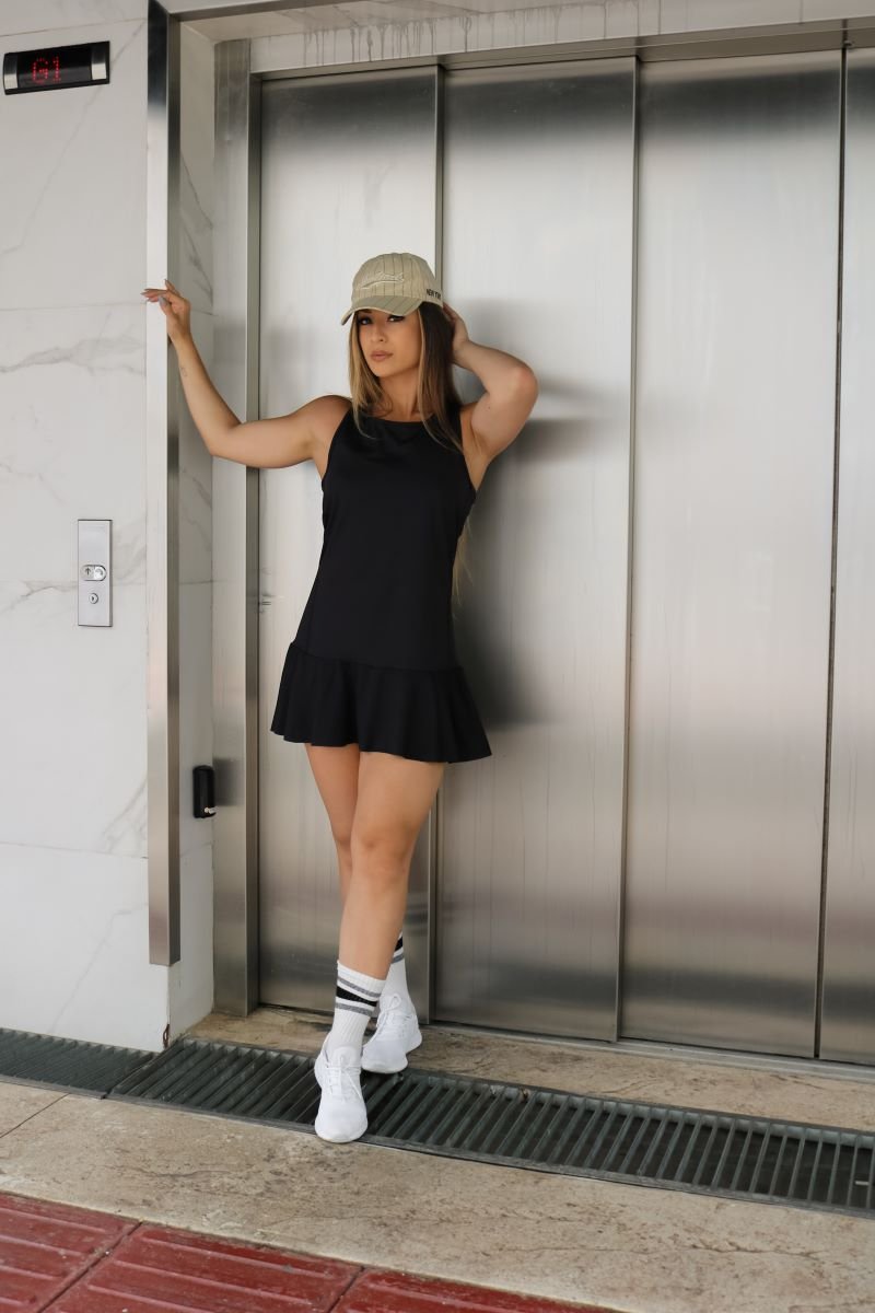 tendência verão vestido curto canelado e tênis