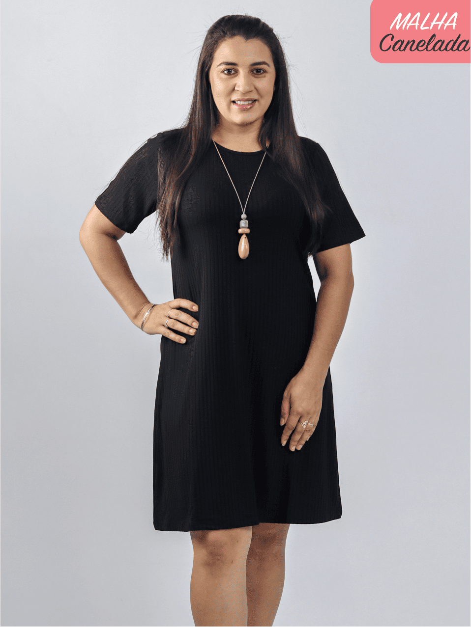 looks modernos com vestido curto canelado e tênis 2026