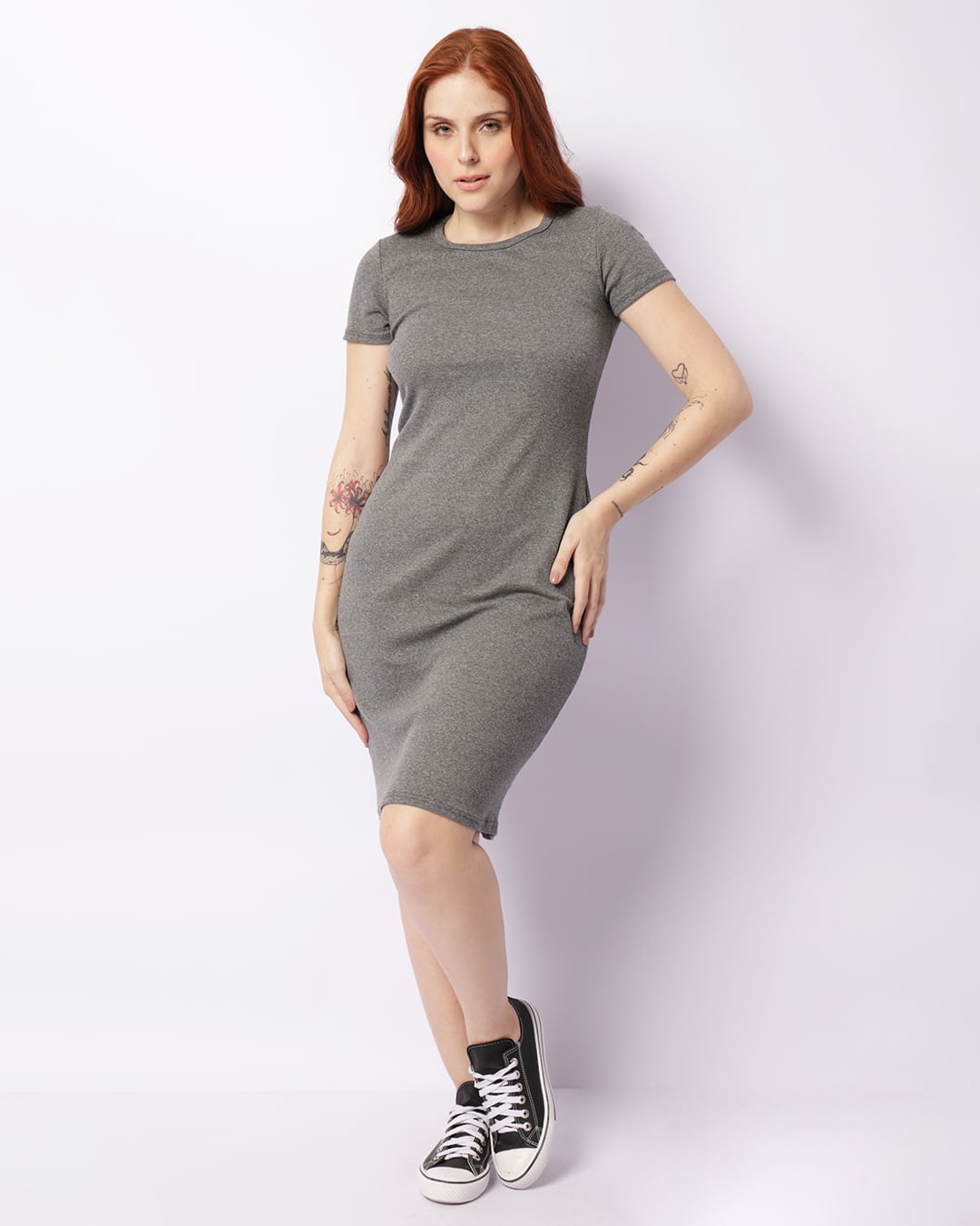 vestido tubinho canelado com tênis