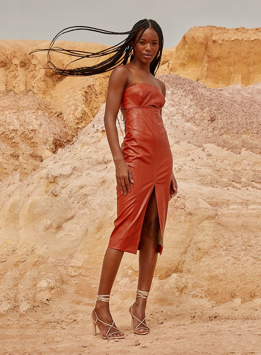 vestido de couro marrom looks