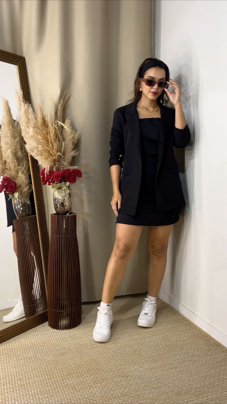 vestido preto com tênis branco casual