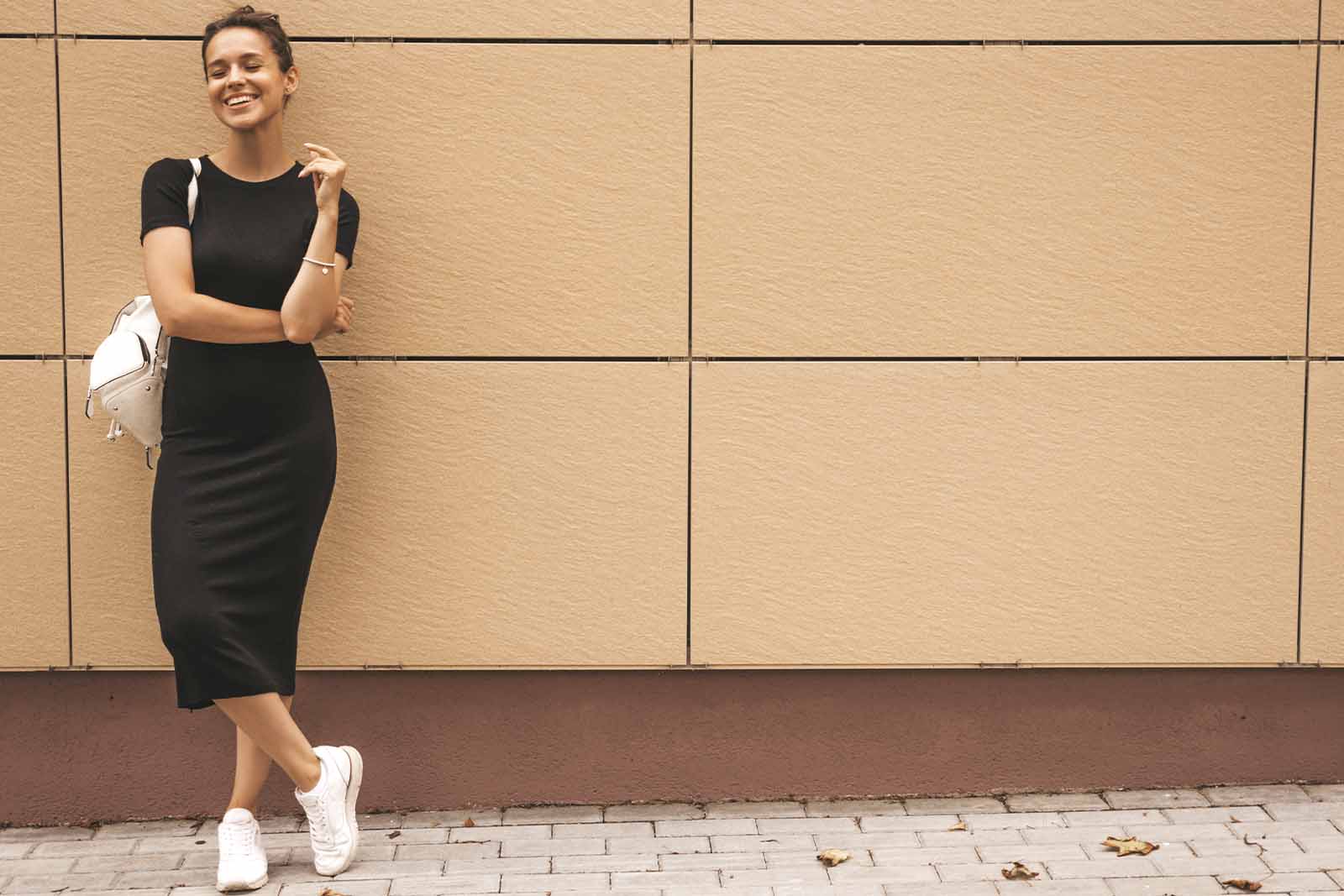 look vestido preto tênis branco dia a dia