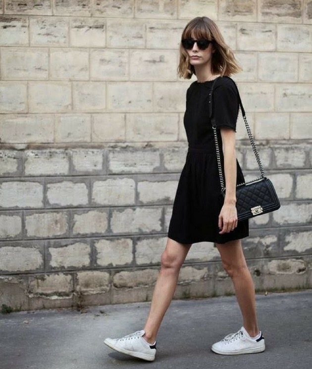 vestido preto curto com tênis branco