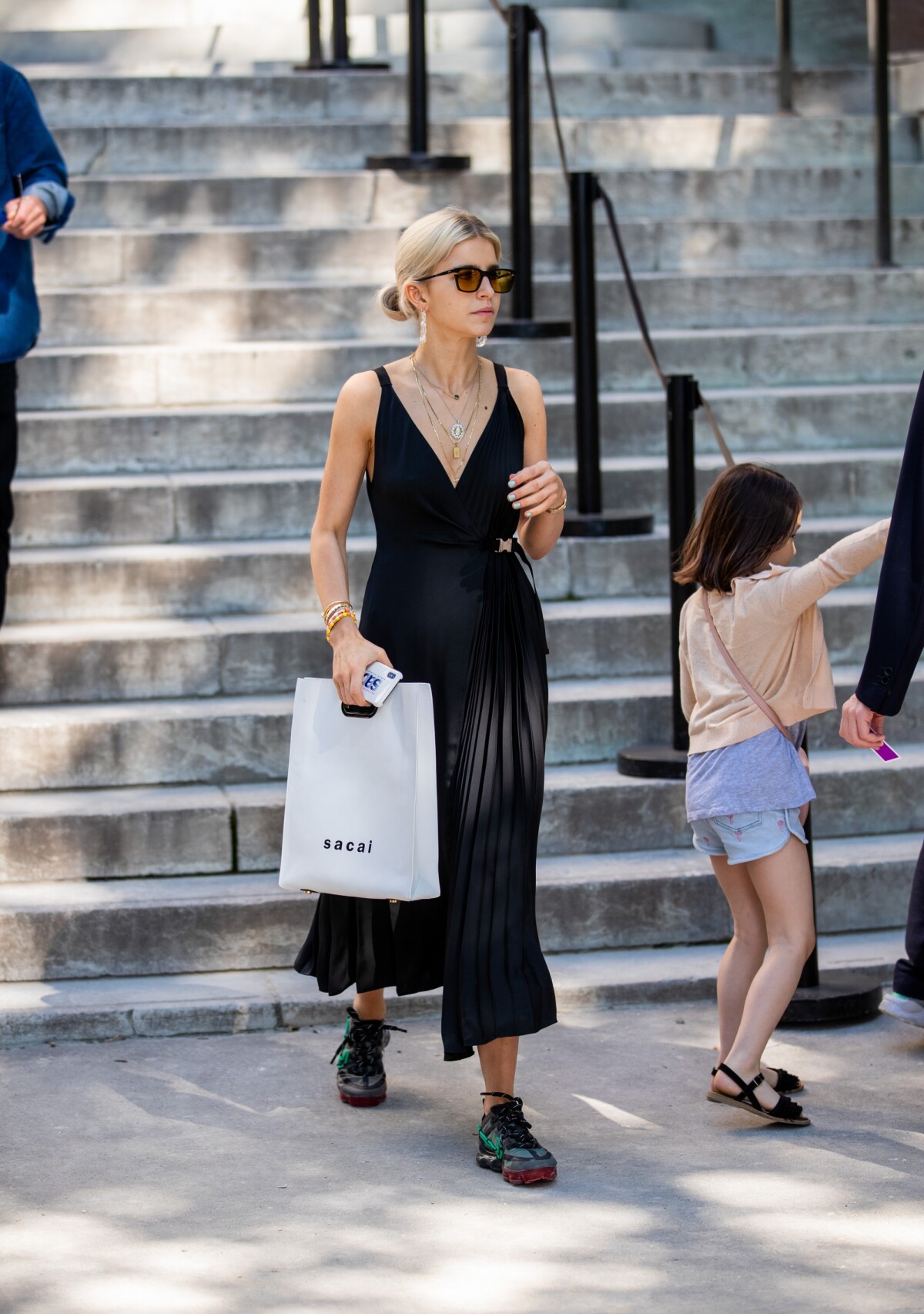 vestido preto com tênis branco casual
