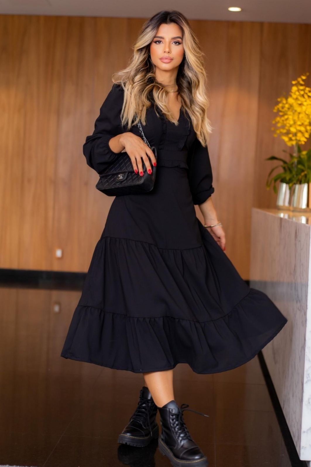 vestido midi preto com bojo