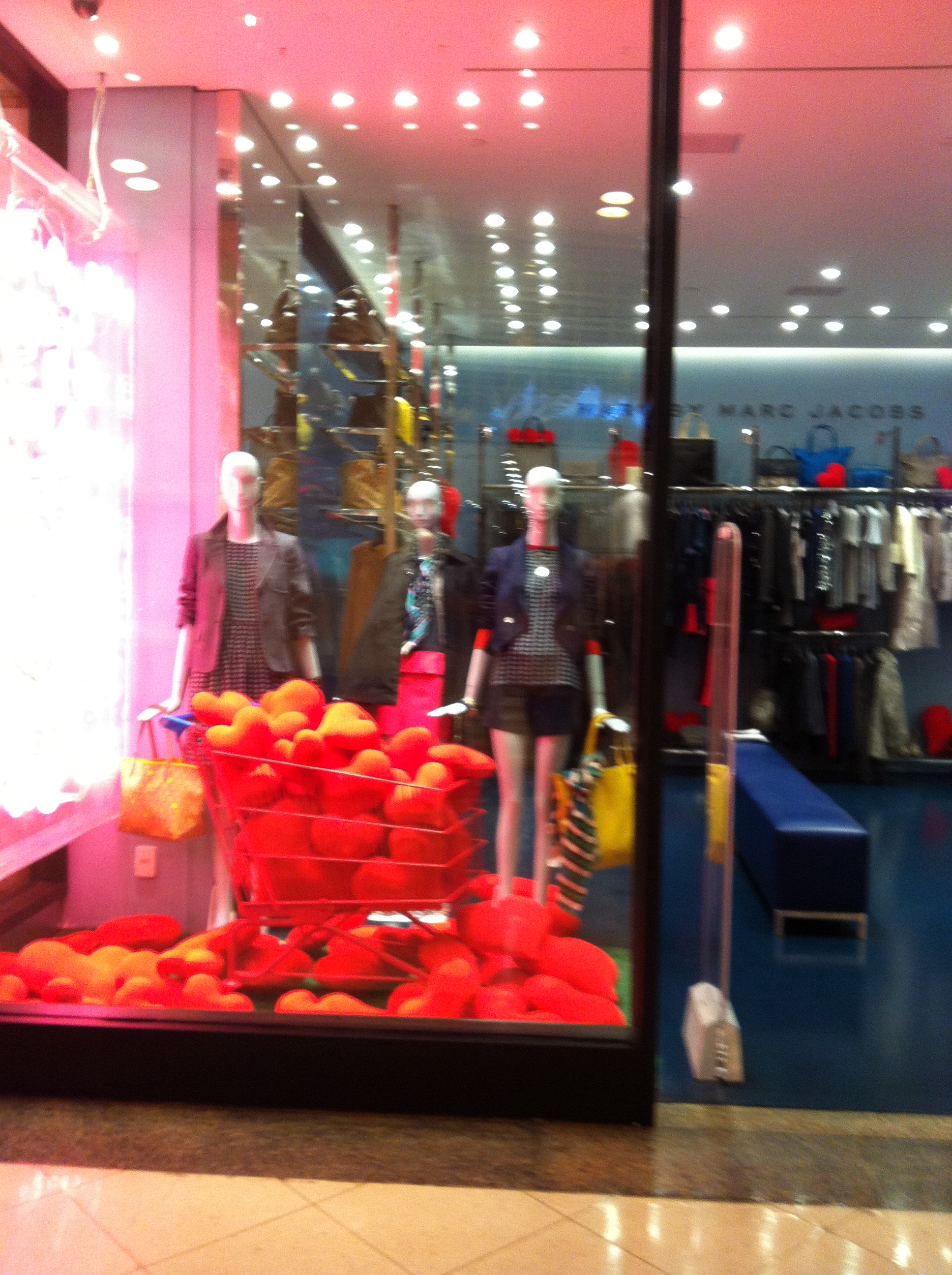 decoração vitrine dia dos namorados