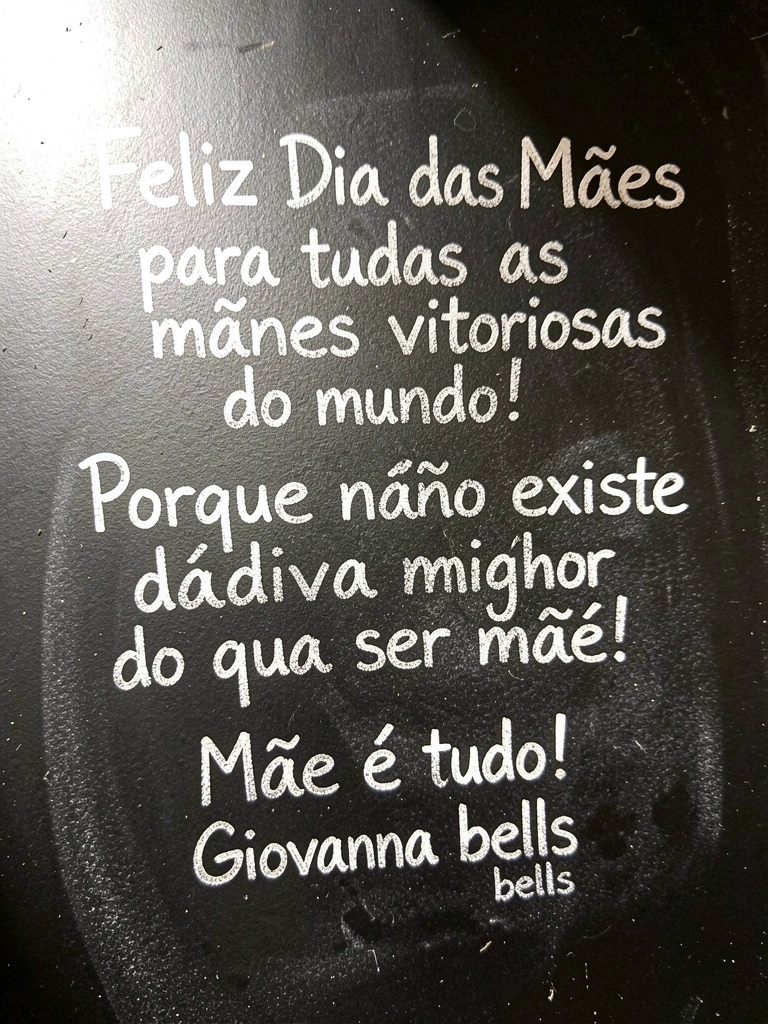 Mulher adulta abraça mãe idosa, ambas com lágrimas nos olhos, em sala iluminada.
