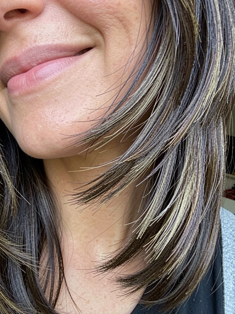 Close-up da mandíbula com pontas desfiadas do cabelo, textura visível dos fios.
