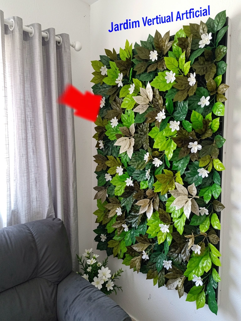 Painel verde com flores artificiais rosas e brancas espalhadas.