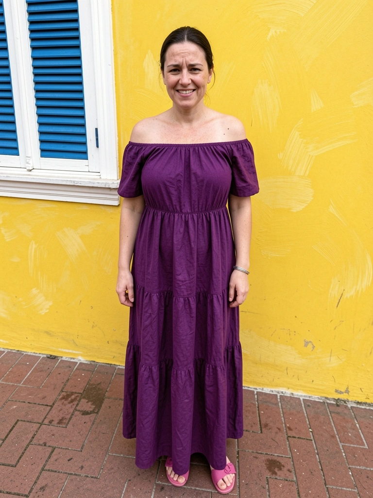 Mulher em festa usando vestido longo preto com recortes laterais, salto alto e brincos dourados.