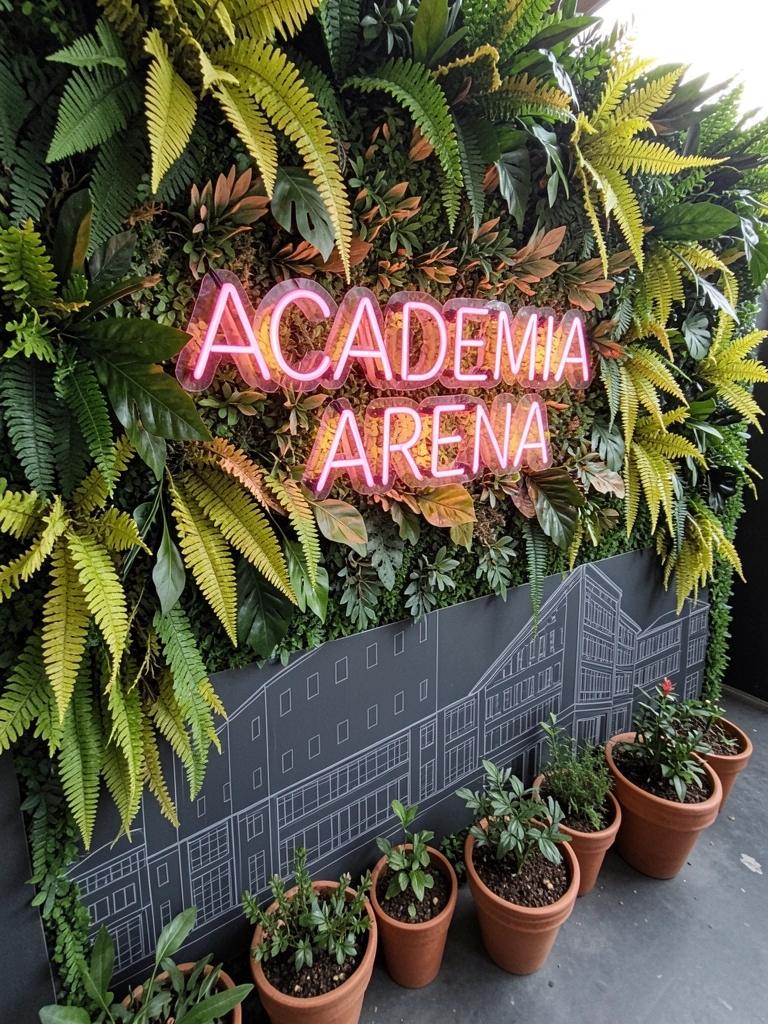 Muro externo revestido por grande placa de folhagem artificial, com vasos de cerâmica dispostos no chão.