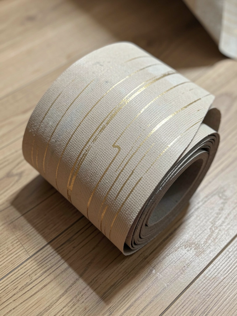 Canto de parede com papel adesivo linho parcialmente descolado em quarto alugado.