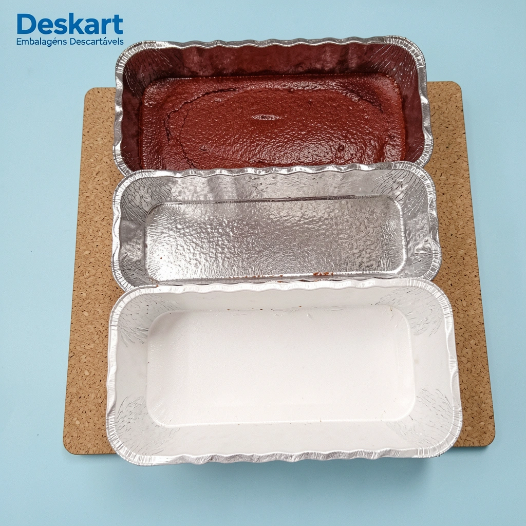 Torta retangular sobre base de MDF, vista superior.