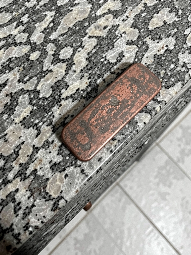 Puxador de corda colorida em armário juvenil, com ambiente descontraído ao fundo.