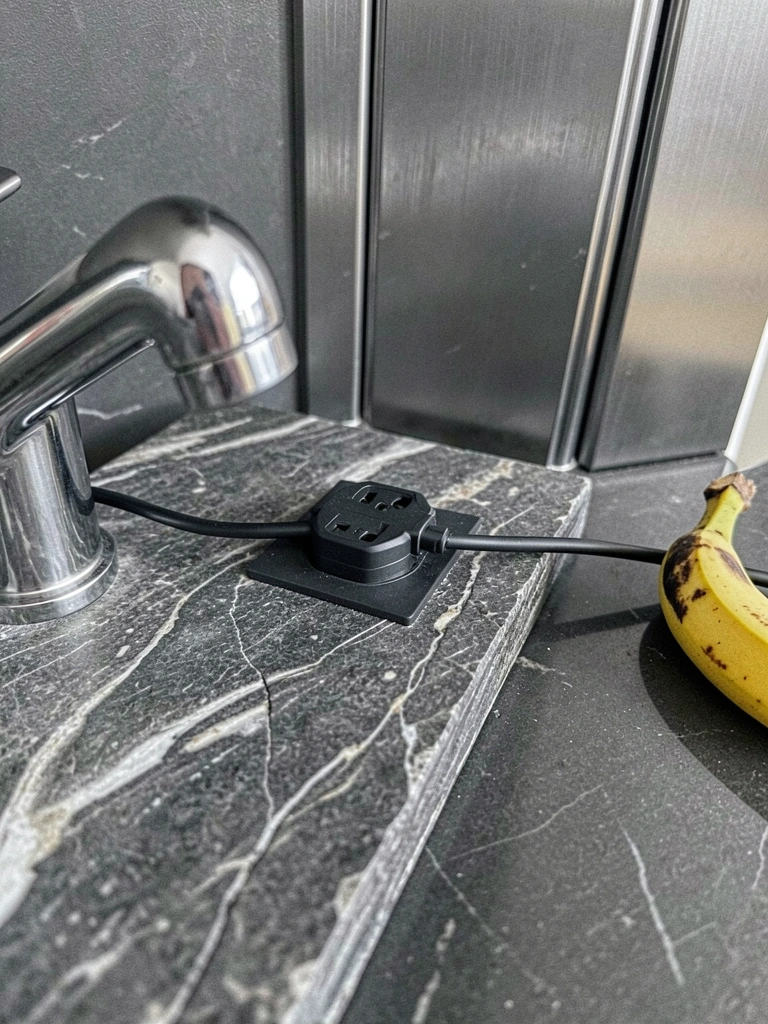 Bancada de mármore com um furo circular e uma broca diamantada ao lado.